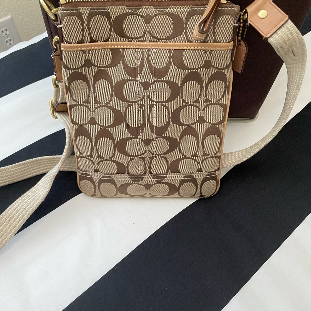 Coach signature crossbody - Picture 3 of 3